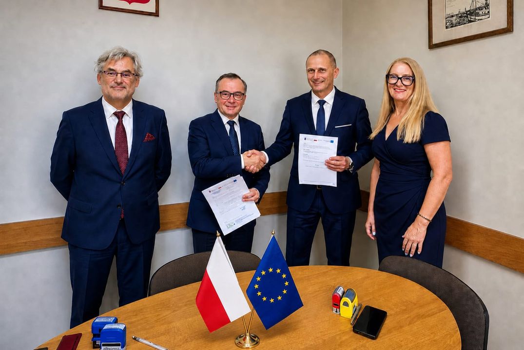 Powiększone zdjęcie z podpisania umowy